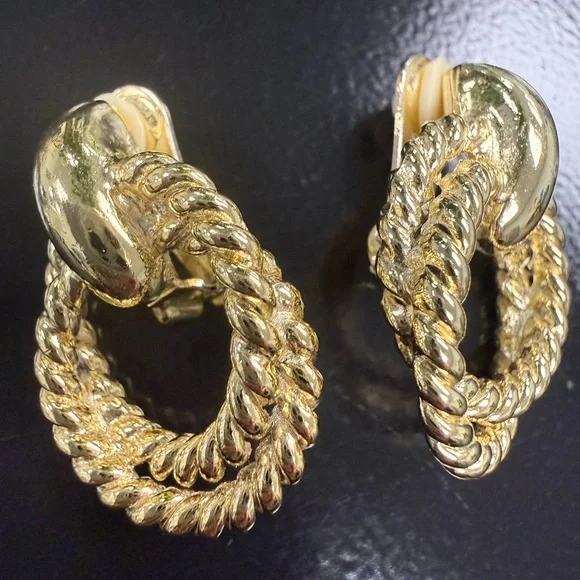 Vintage “door knocker” Earrings Gold-Tone Twisted Hoop clip-ons - Picture 8 of 9